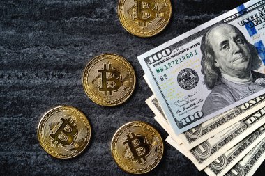 Esmer masa arkaplanı üzerinde ABD Doları kağıt para ile şifreli para biriminin iş görüşü tasarım kavramı.