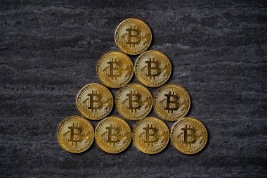 En iyi görünüm iş konsepti bitcoin kripto para koyu siyah masa arkaplan üzerinde.