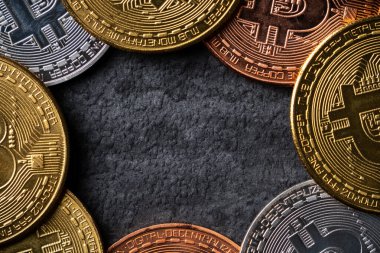 En iyi görünüm iş konsepti bitcoin kripto para koyu siyah masa arkaplan üzerinde.