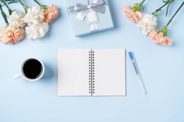 Anneler Günü 'nün dizayn birleşimi karanfil çiçeği, bayram hediyesi fikri ve annemin masa arkasında defter günlüğü..