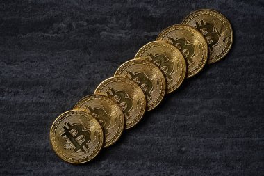 En iyi görünüm iş konsepti bitcoin kripto para koyu siyah masa arkaplan üzerinde.