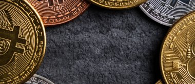 En iyi görünüm iş konsepti bitcoin kripto para koyu siyah masa arkaplan üzerinde.