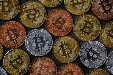 En iyi görünüm iş konsepti bitcoin kripto para koyu siyah masa arkaplan üzerinde.