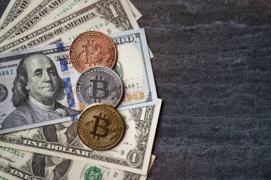 Esmer masa arkaplanı üzerinde ABD Doları kağıt para ile şifreli para biriminin iş görüşü tasarım kavramı.