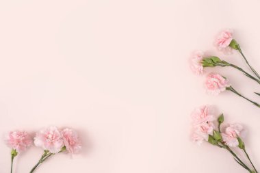 Pastel masa zemininde karanfil buketli Anneler Günü tatil tebrikleri tasarımı.