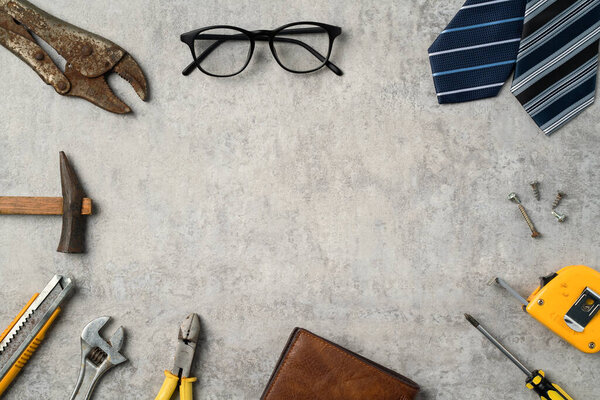 Концепция дизайна Дня отца и Дня труда с рабочими инструментами на синем фоне.