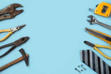 Babalar Günü ve İşçi Bayramı 'nın mavi arka planda çalışma araçlarıyla üst düzey tasarım konsepti.