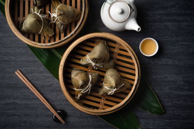 Zongzi Rice hamur tatlısı Çin geleneksel Ejderha Tekne Festivali (Duanwu Festivali) için koyu siyah arka plan üzerine.