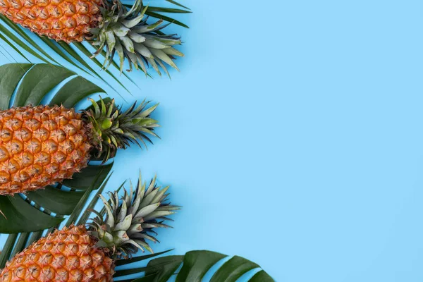 Vue Dessus Ananas Frais Avec Palmier Tropical Feuilles Monstère Sur — Photo