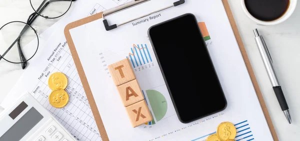 Bovenaanzicht Van Het Overzicht Lezen Berekenen Belasting Betalen Met Smartphone — Stockfoto