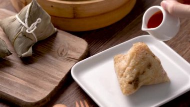 Geleneksel Çin Ejderha Teknesi Festivali (Duanwu Festivali) için Zongzi pirinç köftesi yemek.