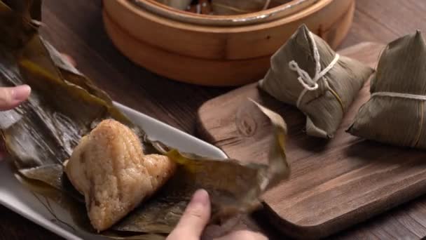 Zongzi Reisknödel Essen Für Traditionelles Chinesisches Drachenbootfest Duanwu Festival — Stockvideo