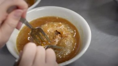 Tayvan köftesi - Lezzetli sokak yemekleri yemek Bawan (Ba Wan), buharda kızartılmış ve bol yağda kızartılmış nişasta şeklinde domuz etli hamur köftesi