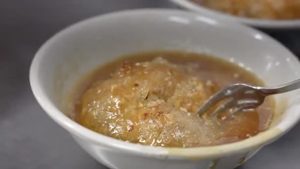 台湾肉丸 吃美味的街头食物巴旺 油炸淀粉包裹着圆形饺子 里面有猪肉 — 图库视频影像