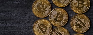 Bitcoin. Üst görünüm iş kripto para kavramı kara tahta masa arka planı üzerinde para.