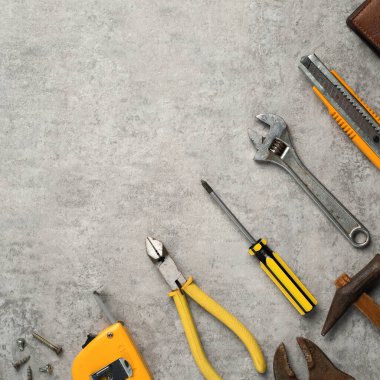 Babalar Günü ve İşçi Bayramı 'nın mavi arka planda çalışma araçlarıyla üst düzey tasarım konsepti.