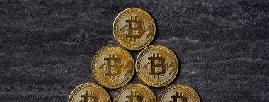 Bitcoin. Üst görünüm iş kripto para kavramı kara tahta masa arka planı üzerinde para.