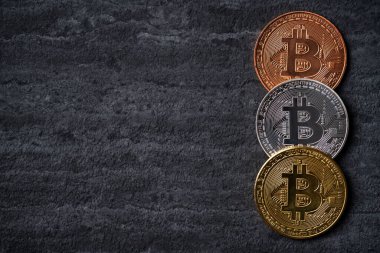 Bitcoin. Üst görünüm iş kripto para kavramı kara tahta masa arka planı üzerinde para.