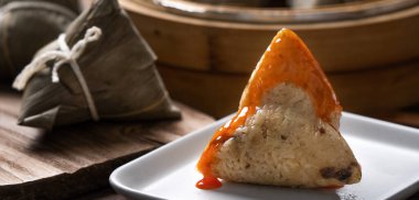 Geleneksel Çin Ejderha Teknesi Festivali (Duanwu Festivali) için Zongzi pirinç köftesi yemek.