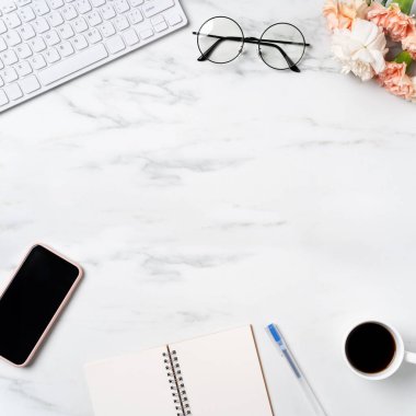 Anneler Günü konsepti. Annemin ofis masasının arka planında karanfil çiçeğiyle karşılama manzarası..