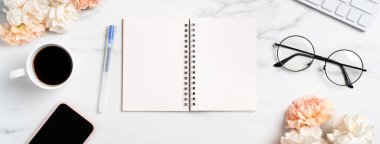 Anneler Günü konsepti. Annemin ofis masasının arka planında karanfil çiçeğiyle karşılama manzarası..