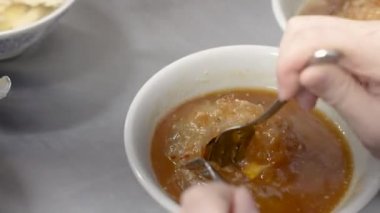 Tayvan köftesi - Lezzetli sokak yemekleri yemek Bawan (Ba Wan), buharda kızartılmış ve bol yağda kızartılmış nişasta şeklinde domuz etli hamur köftesi