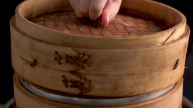 Buharlı vapurdan zongzi almak, Ejderha Teknesi Festivali için pirinç köftesi yemeye hazır olmak (Duanwu).