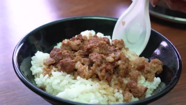 蒸し肉ご飯 台湾の台南で調理されたご飯の上に煮込み豚肉 台湾の有名な伝統的なストリートフードの珍味 旅行デザインのコンセプト クローズアップ — ストック動画