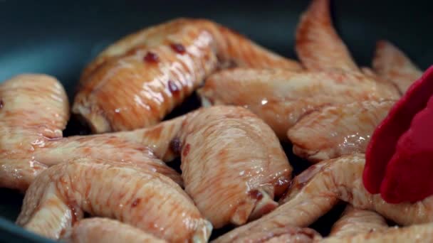 Pfannenbraten Mit Pikanten Chicken Wings Der Heimischen Küche Zum Mittag — Stockvideo