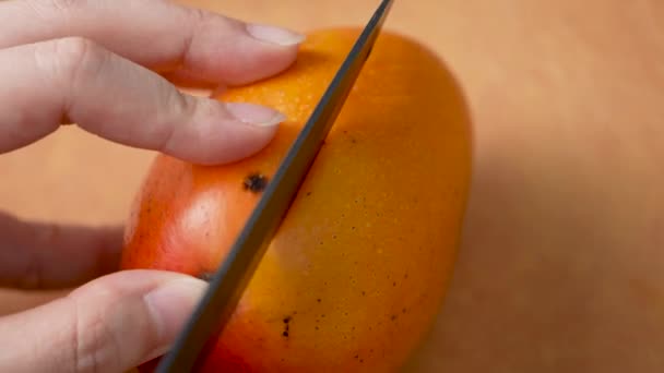 Kadın Taze Mango Meyvesi Kesiyor Mutfağında Yemek Için Doğranmış Hamurun — Stok video