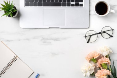 Anneler Günü konsepti. Annemin ofis masasının arka planında karanfil çiçeğiyle karşılama manzarası..