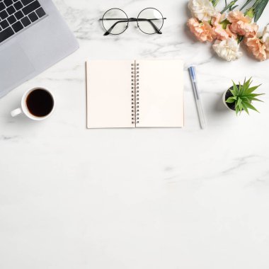 Anneler Günü konsepti. Annemin ofis masasının arka planında karanfil çiçeğiyle karşılama manzarası..