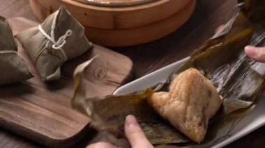 Geleneksel Çin Ejderha Teknesi Festivali (Duanwu Festivali) için Zongzi pirinç köftesi yemek.