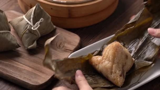 Makan Pangsit Padi Zongzi Untuk Festival Perahu Naga Tradisional Tiongkok — Stok Video