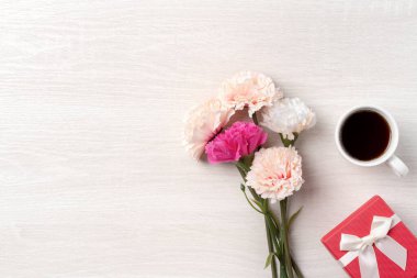 Anneler Günü tasarım konsepti. Karanfil çiçeğinin en güzel manzarası ve fotokopi alanı ile tatil hediyesi fikri.