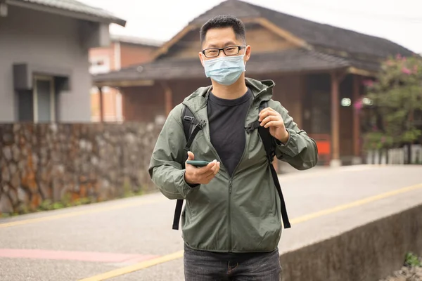 Jeune Homme Sac Dos Voyage Seul Utilisant Téléphone Intelligent Pour — Photo