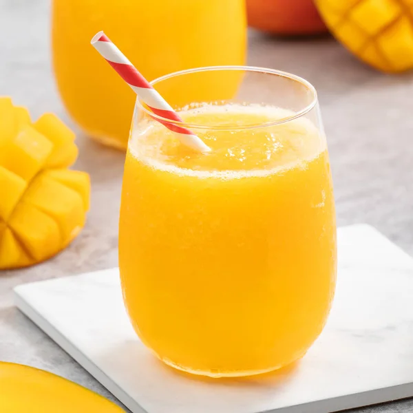 Świeży Sok Mango Close Koncepcja Projektowania Smoothie Zimny Napój Szklanym — Zdjęcie stockowe