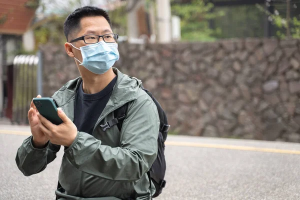 Jeune Homme Sac Dos Voyage Seul Utilisant Téléphone Intelligent Pour — Photo