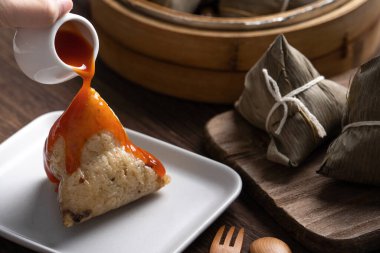 Geleneksel Çin Ejderha Teknesi Festivali (Duanwu Festivali) için Zongzi pirinç köftesi yemek.