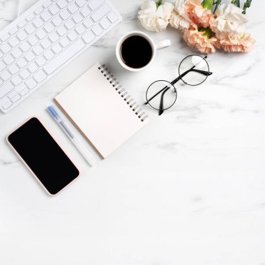 Anneler Günü konsepti. Annemin ofis masasının arka planında karanfil çiçeğiyle karşılama manzarası..