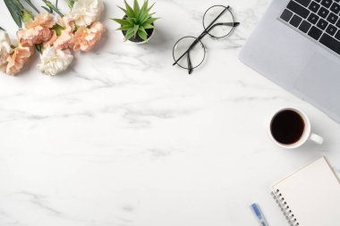 Anneler Günü konsepti. Annemin ofis masasının arka planında karanfil çiçeğiyle karşılama manzarası..