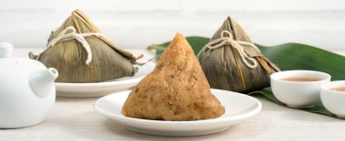 Zongzi. Çin geleneksel Ejderha Tekne Festivali (Duanwu Festivali) için pirinç köftesi..