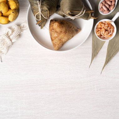 Zongzi. Ejderha Teknesi Duanwu Festivali için ahşap masa üstü manzaralı lezzetli geleneksel pirinç köftesi..