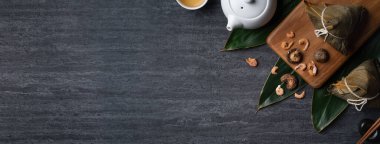 Zongzi. Çin geleneksel Ejderha Tekne Festivali (Duanwu Festivali) için siyah arka plan üzerine pirinç köfteli hamur tatlısı tasarımı konsepti.