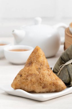 Zongzi. Çin geleneksel Ejderha Tekne Festivali (Duanwu Festivali) için pirinç köftesi..