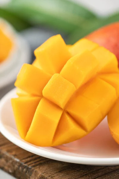 Fruta Mango Fresca Cortada Cubitos Una Placa Blanca Sobre Tabla — Foto de Stock