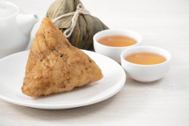 Zongzi. Çin geleneksel Ejderha Tekne Festivali (Duanwu Festivali) için pirinç köftesi..