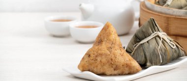 Zongzi. Çin geleneksel Ejderha Tekne Festivali (Duanwu Festivali) için pirinç köftesi..