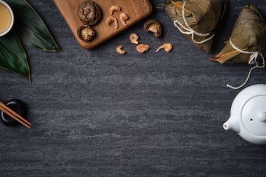 Zongzi. Çin geleneksel Ejderha Tekne Festivali (Duanwu Festivali) için siyah arka plan üzerine pirinç köfteli hamur tatlısı tasarımı konsepti.