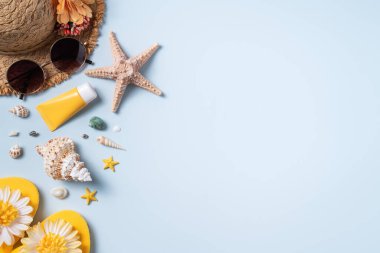 Yaz sahili tasarım konsepti. Deniz kabukları, şapka, sarı arka planda terlik ile tatil seyahatinin en üst görüntüsü.